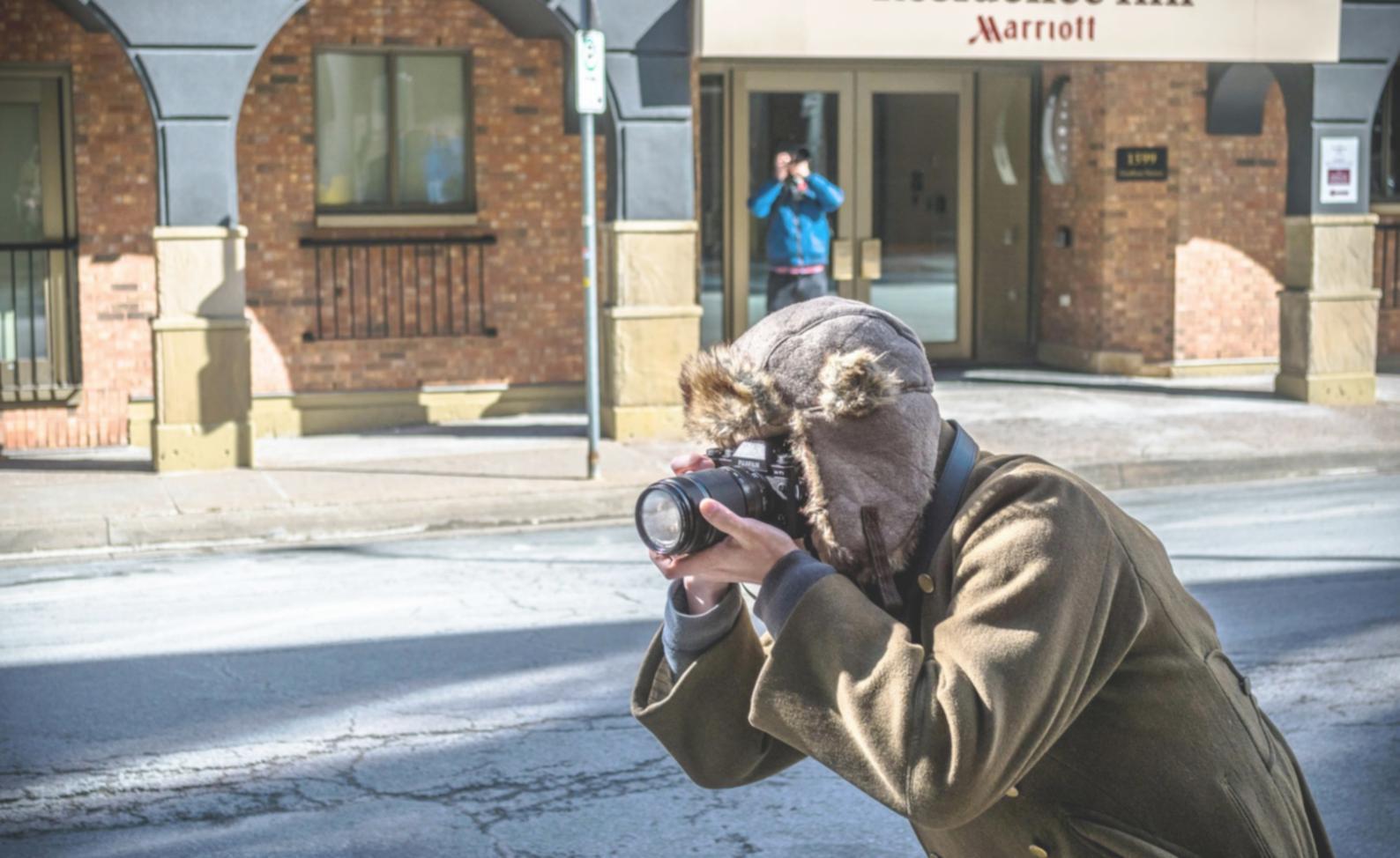 Fotografin bei der Arbeit im Gelände